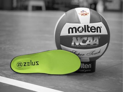 smartcells-volleyball-zelus Zelus Insole sitting next to Volleyball